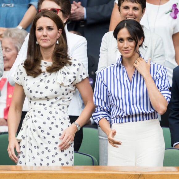 Kate Middleton et Meghan Markle, duchesse de Cambridge et duchesse de Sussex, à Wimbledon le 14 juillet 2018.