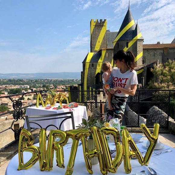 Nolwenn Leroy et son fiils Marin (1 an) à Carcassonne, le 11 juillet 2018.