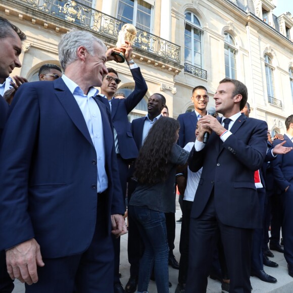 Didier Deschamps, Raphaël Varane, Benjamin Mendy, Hugo Lloris, Alphonse Areola, Emmanuel Macron, Djibril Sidibé, Nabil Fekir, Benjamin Mendy, Florian Thauvin - Le président de la République Française E. Macron et la Première dame B. Macron, accueillent les joueurs de l'équipe de France (Les Bleus) et son sélectionneur D. Deschamps, le président de la Fédération Française de Football N. Le Graët et des membres de la FFF, dans les jardins du Palais de l'Elysée à Paris, le 16 juillet 2018. © Sébastien Valiela/Bestimage