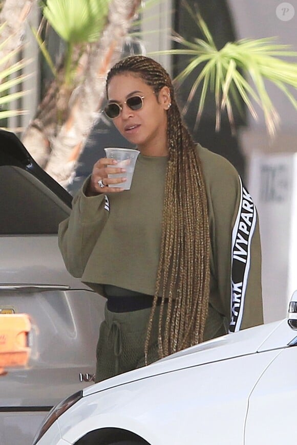 Exclusif - Beyoncé porte un pull Ivy Park à Miami le 9 février 2018.