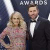 Carrie Underwood, enceinte et son mari Mike Fisher aux 52e Country Music Association Awards à la Bridgestone Arena. Nashville, le 14 novembre 2018.