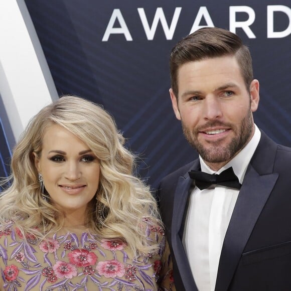 Carrie Underwood, enceinte et son mari Mike Fisher aux 52e Country Music Association Awards à la Bridgestone Arena. Nashville, le 14 novembre 2018.