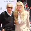 Stan Lee et sa fille Joan lors de la pose des empreintes de Stan Lee dans le ciment au TCL Chinese Theater à Los Angeles, le 18 juillet 2017.