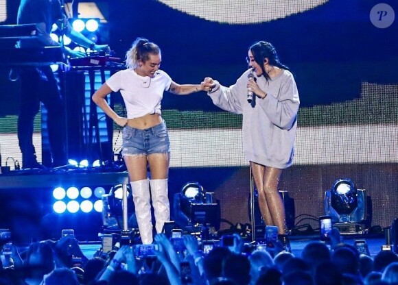 Miley Cyrus et sa soeur Noah en concert au "iHeart Summer 17" à Miami. le 10 juin 2017 10/06/2017 - Miami