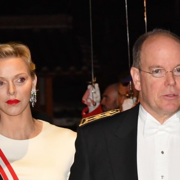 La princesse Charlene (en robe Akris) et le prince Albert II de Monaco arrivant le 19 novembre 2018 au Grimaldi Forum lors de la soirée de gala dans le cadre de la Fête Nationale monégasque 2018. © Bruno Bebert / PRM / Bestimage