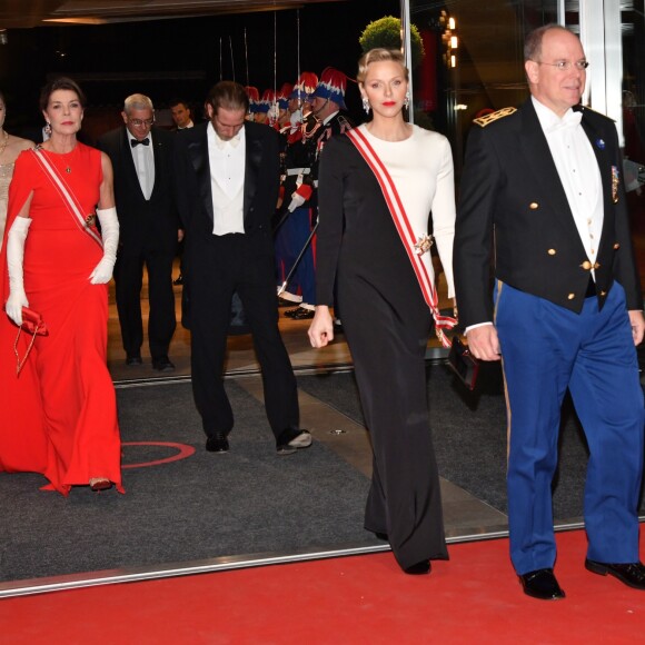 La princesse Charlene (en robe Akris) et le prince Albert II de Monaco arrivant le 19 novembre 2018 au Grimaldi Forum lors de la soirée de gala dans le cadre de la Fête Nationale monégasque 2018. © Bruno Bebert / PRM / Bestimage