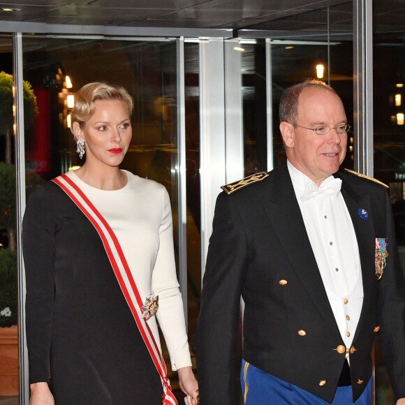 La princesse Charlene (en robe Akris) et le prince Albert II de Monaco arrivant le 19 novembre 2018 au Grimaldi Forum lors de la soirée de gala dans le cadre de la Fête Nationale monégasque 2018. © Bruno Bebert / PRM / Bestimage