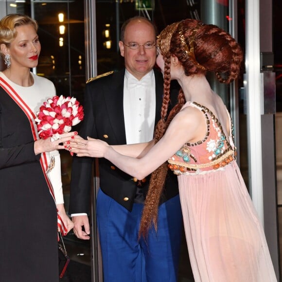 La princesse Charlene (en robe Akris) et le prince Albert II de Monaco arrivant le 19 novembre 2018 au Grimaldi Forum lors de la soirée de gala dans le cadre de la Fête Nationale monégasque 2018. © Bruno Bebert / PRM / Bestimage