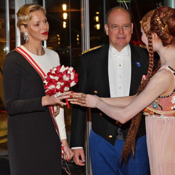 La princesse Charlene (en robe Akris) et le prince Albert II de Monaco arrivant le 19 novembre 2018 au Grimaldi Forum lors de la soirée de gala dans le cadre de la Fête Nationale monégasque 2018. © Bruno Bebert / PRM / Bestimage