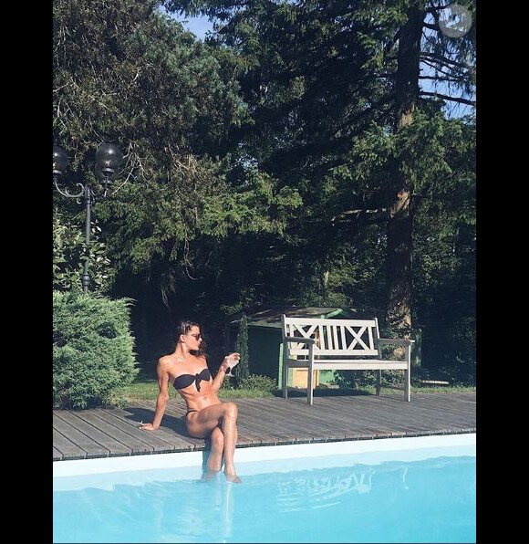 Camille des "Reines du shopping" en bikini à la piscine, en Guadeloupe, 26 septembre 2018