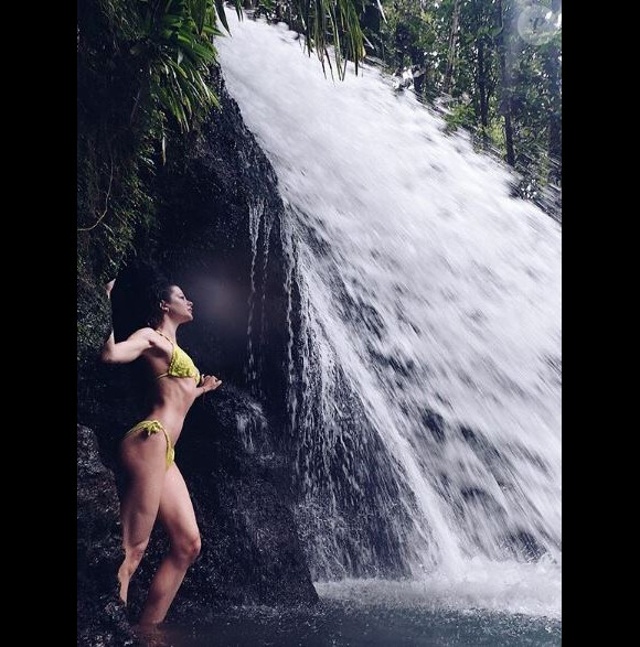 Camille des "Reines du shopping" en bikini près d'une cascade, en Guadeloupe - Instagram, 19 août 2018