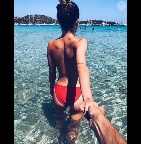 Camille des "Reines du shoppin" topless à la plage, en Corse - Instagram, 18 août 2017