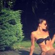 Camille des "Reines du shopping" en bikini à la piscine - Instagram, 4 juillet 2015