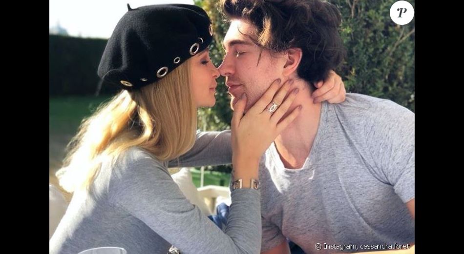 Alexandre Et Pauline Et Si On Se Rencontrait Instagram Cassandra Forêt pose avec son amoureux Alexandre Lagardère, à Paris