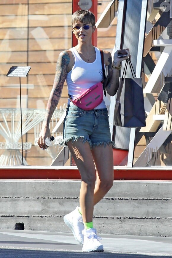 Exclusif - Ruby Rose est allée faire du shopping avec une amie après avoir déjeuné au restaurant Zinque à West Hollywood, le 16 septembre 2018
