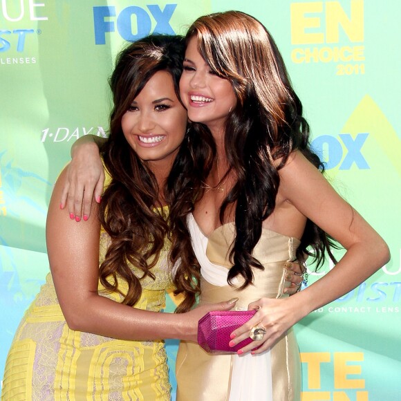 Demi Lovato et Selena Gomez à la cérémonie des Teen Choice Awards à universal City le 7 août 2011.