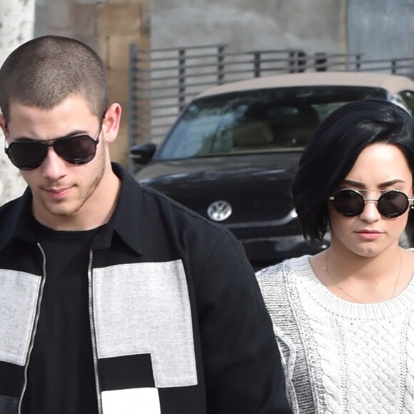 Demi Lovato promène son chien dans les rues de West Hollywood en compagnie de Nick Jonas. Les deux chanteurs seront prochainement sur scène avec leur tournée "Future Now Tour", qui débutera en juin en Floride. Le 27 janvier 2016.