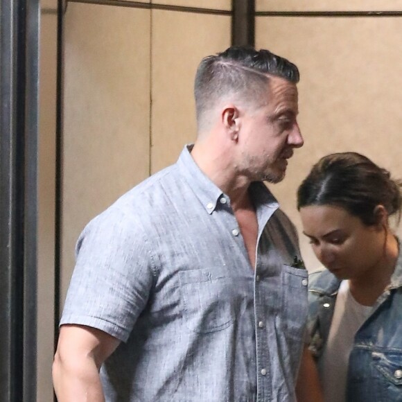 Exclusif - Demi Lovato fait des doigts d'honneur aux photographes à la sortie de son cours de gym accompagnée de son garde du corps à Beverly Hills. Le 20 novembre 2018.