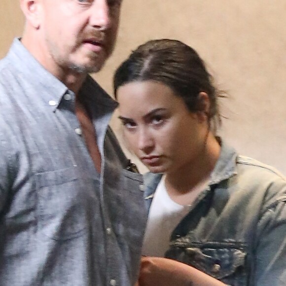 Exclusif - Demi Lovato fait des doigts d'honneur aux photographes à la sortie de son cours de gym accompagnée de son garde du corps à Beverly Hills. Le 20 novembre 2018.