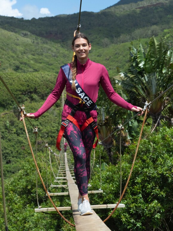 Les 30 Miss régionales ont débuté leurs activités à l'Île Maurice. Le 22 novembre 2018, c'était pont suspendu et tyrolienne ! Ici Miss Alsace.