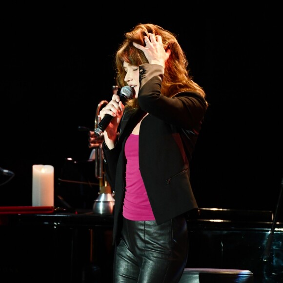 Carla Bruni-Sarkozy en concert lors du 58e festival "Jazz à Juan" à Juan-les-Pins le 17 juillet 2018. © Bruno Bebert/Bestimage