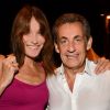 Exclusif - Carla Bruni-Sarkozy pose avec son mari Nicolas Sarkozy après son concert lors du 58e festival "Jazz à Juan" à Juan-les-Pins le 17 juillet 2018. © Bruno Bebert/Bestimage