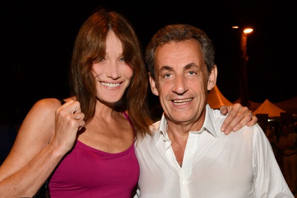 Exclusif - Carla Bruni-Sarkozy pose avec son mari Nicolas Sarkozy après son concert lors du 58e festival "Jazz à Juan" à Juan-les-Pins le 17 juillet 2018. © Bruno Bebert/Bestimage