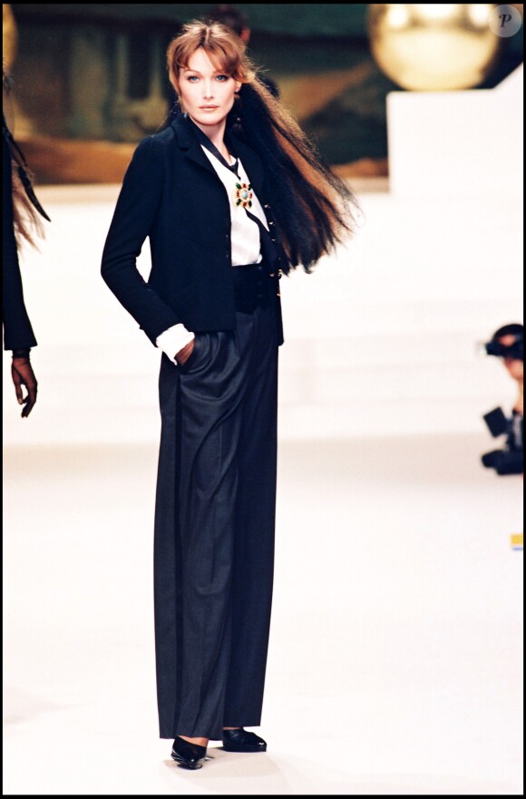 Carla Bruni défile pour Chanel à Paris, en 1994.