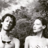 Carla Bruni et son frère Virginio photographiés par Helmut Newton au Cap Nègre en 1992.