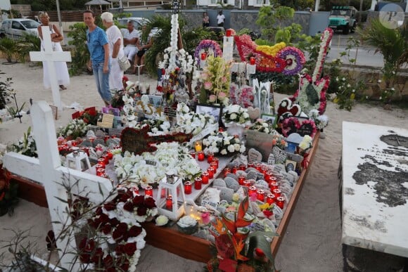 Exclusif - Les fans de Johnny Hallyday célèbrent l'anniversaire (75ans) posthume de la star sur la tombe fleurie au cimetière marin de Lorient , en l'absence de messe, de concert ou de soirée hommage organisés sur l'île de Saint-Barthélémy, Antilles françaises, France, le 15 juin 2018.