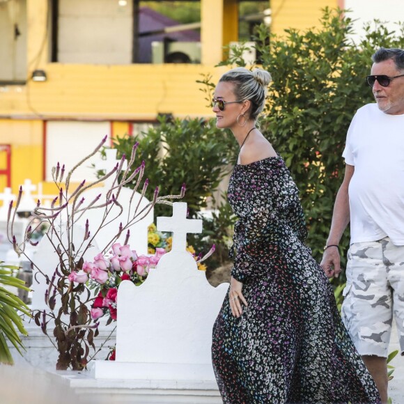 Semi-exclusif - Laeticia Hallyday, Jean-Claude Camus et son petit-fils Joalukas Noah - Laeticia Hallyday s'est recueillie sur la tombe de J. Hallyday avec JC Camus accompagné de sa fille et de son petit-fils au cimetière de Lorient à Saint-Barthélemy le 24 avril 2018.
