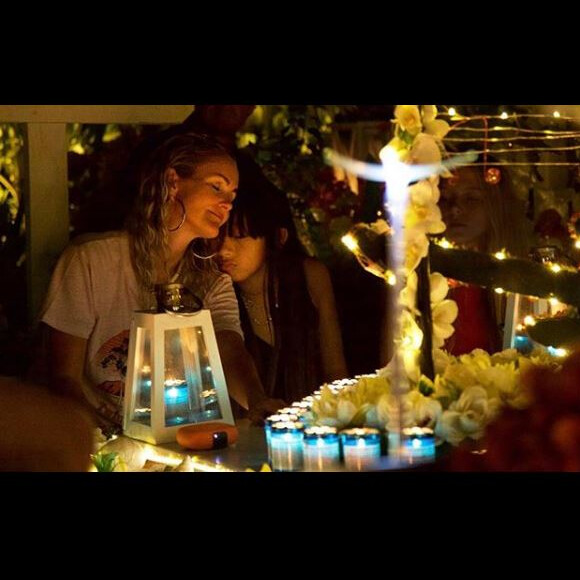 Laeticia et Joy Hallyday de receuillant sur la tombe de Johnny Hallyday au petit cimetière Lorient, à Saint-Barthélemy le 23 août 2018. Photo prise par François Roelants.