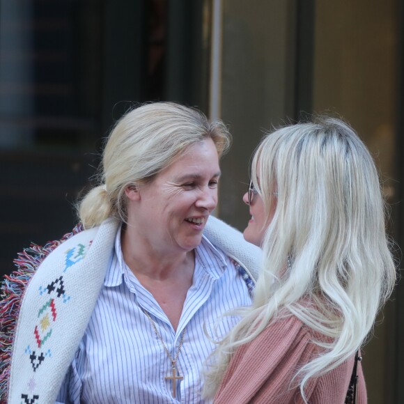 Laeticia Hallyday, Sébastien Farran, Isabelle Camus ont déjeuné ensemble au restaurant Joia de Hélène Darroze à Paris. Le 8 octobre 2018.