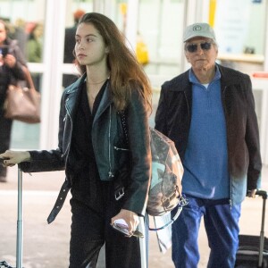 Michael Douglas arrive avec sa fille Carys Zeta Douglas à l'aéroport de LAX à Los Angeles, le 25 novembre 2018