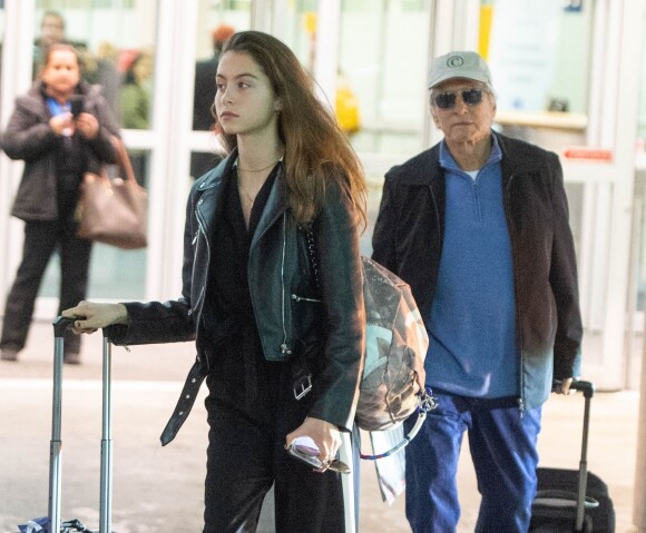 Michael Douglas arrive avec sa fille Carys Zeta Douglas à l'aéroport de LAX à Los Angeles, le 25 novembre 2018