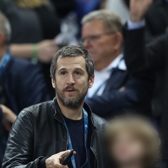 Guillaume Canet et son fils Marcel dans les tribunes du stade de France lors du match de ligue des nations opposant la France à l'Allemagne à Saint-Denis, Seine Saint-Denis, France, le 16 octobre 2018. La France a gagné 2-1.