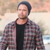 David Charvet sort, un verre à la main, d'une fête d'Halloween privée à Malibu, le 31 octobre 2018.