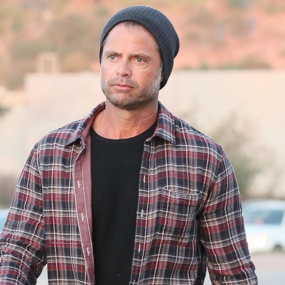 David Charvet sort, un verre à la main, d'une fête d'Halloween privée à Malibu, le 31 octobre 2018.