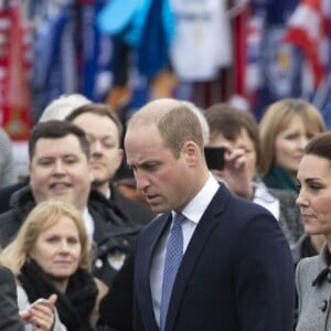 Le prince William, duc de Cambridge, et Kate Catherine Middleton, duchesse de Cambridge, lors de l'hommage rendu aux victimes de l'accident d'hélicoptère survenu dans le stade de football de Leicester. Le 28 novembre 2018