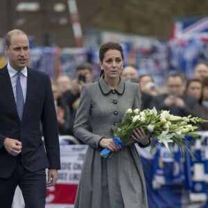 Le prince William, duc de Cambridge, et Kate Catherine Middleton, duchesse de Cambridge, lors de l'hommage rendu aux victimes de l'accident d'hélicoptère survenu dans le stade de football de Leicester. Le 28 novembre 2018 2