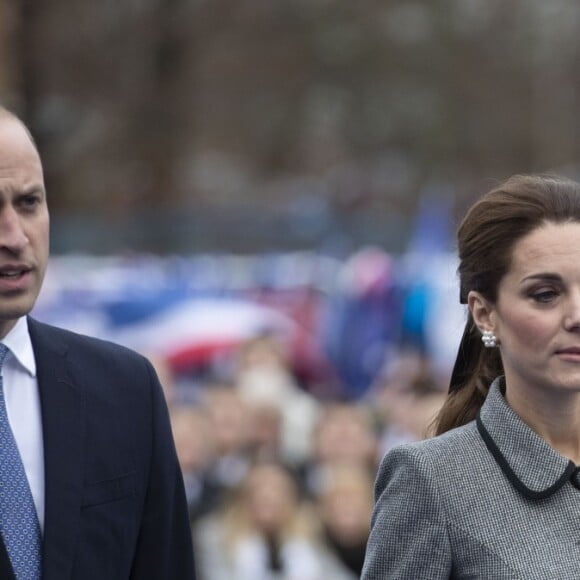 Le prince William, duc de Cambridge, et Kate Catherine Middleton, duchesse de Cambridge, lors de l'hommage rendu aux victimes de l'accident d'hélicoptère survenu dans le stade de football de Leicester. Le 28 novembre 2018