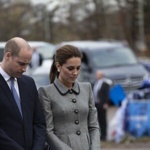 Le prince William, duc de Cambridge, et Kate Catherine Middleton, duchesse de Cambridge, lors de l'hommage rendu aux victimes de l'accident d'hélicoptère survenu dans le stade de football de Leicester. Le 28 novembre 2018