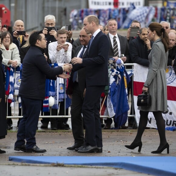 Le prince William, duc de Cambridge, et Kate Catherine Middleton, duchesse de Cambridge, lors de l'hommage rendu aux victimes de l'accident d'hélicoptère survenu dans le stade de football de Leicester. Le 28 novembre 2018