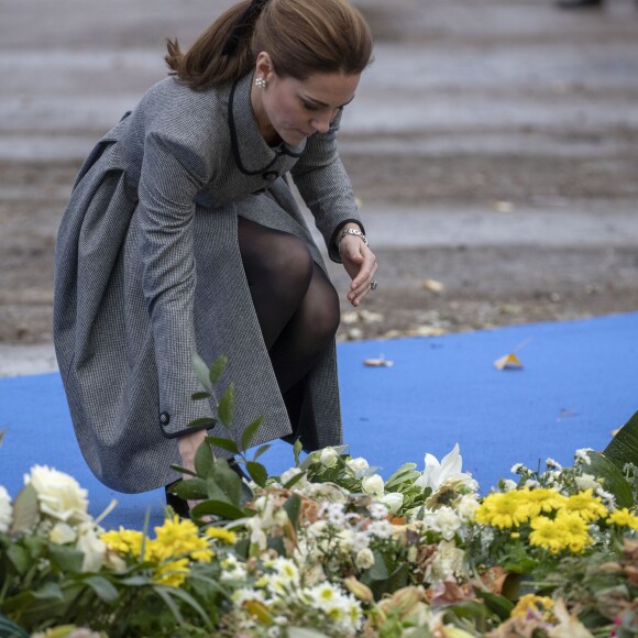 Le prince William, duc de Cambridge, et Kate Catherine Middleton, duchesse de Cambridge, lors de l'hommage rendu aux victimes de l'accident d'hélicoptère survenu dans le stade de football de Leicester. Le 28 novembre 2018