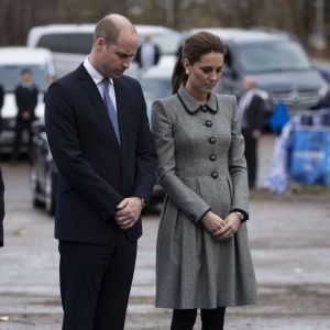 Le prince William, duc de Cambridge, et Kate Catherine Middleton, duchesse de Cambridge, lors de l'hommage rendu aux victimes de l'accident d'hélicoptère survenu dans le stade de football de Leicester. Le 28 novembre 2018