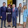 La princesse Salma de Jordanie, en uniforme, entourée du prince héritier Hussein, du roi Abdullah II, de la reine Rania et de la princesse Iman le 24 novembre 2018 à l'académie militaire royale de Sandhurst en Angleterre lors de la parade de la cérémonie de remise de diplômes.