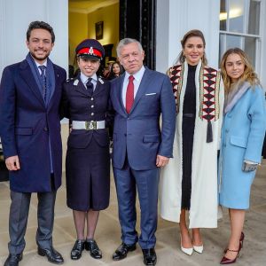 La princesse Salma de Jordanie, en uniforme, entourée du prince héritier Hussein, du roi Abdullah II, de la reine Rania et de la princesse Iman le 24 novembre 2018 à l'académie militaire royale de Sandhurst en Angleterre lors de la parade de la cérémonie de remise de diplômes.