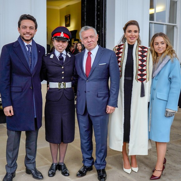 La princesse Salma de Jordanie, en uniforme, entourée du prince héritier Hussein, du roi Abdullah II, de la reine Rania et de la princesse Iman le 24 novembre 2018 à l'académie militaire royale de Sandhurst en Angleterre lors de la parade de la cérémonie de remise de diplômes.