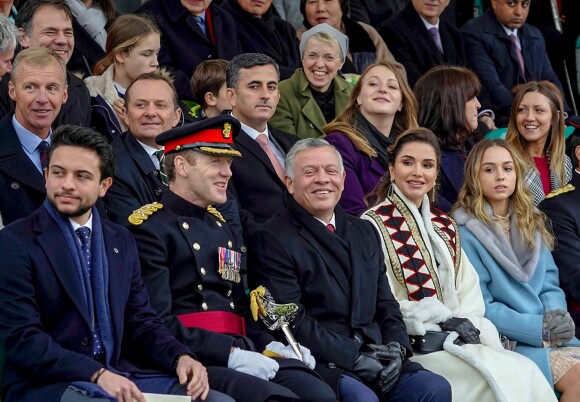 Le prince héritier Hussein de Jordanie, le roi Abdullah II, la reine Rania et la princesse Iman le 24 novembre 2018 à l'académie militaire royale de Sandhurst en Angleterre lors de la parade de fin de formation de la princesse Salma de Jordanie.