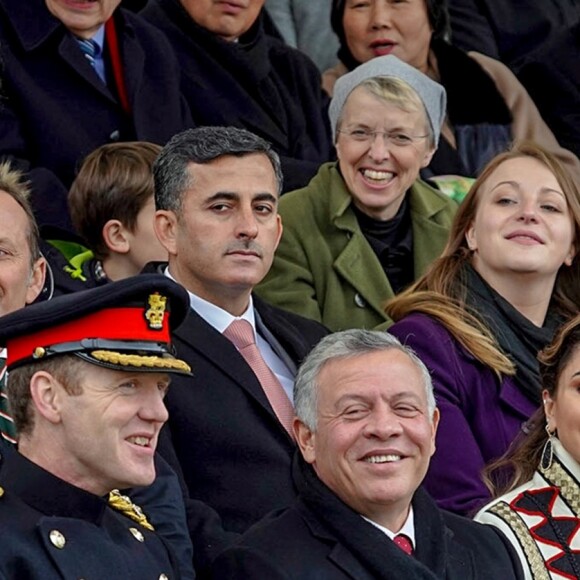 Le prince héritier Hussein de Jordanie, le roi Abdullah II, la reine Rania et la princesse Iman le 24 novembre 2018 à l'académie militaire royale de Sandhurst en Angleterre lors de la parade de fin de formation de la princesse Salma de Jordanie.